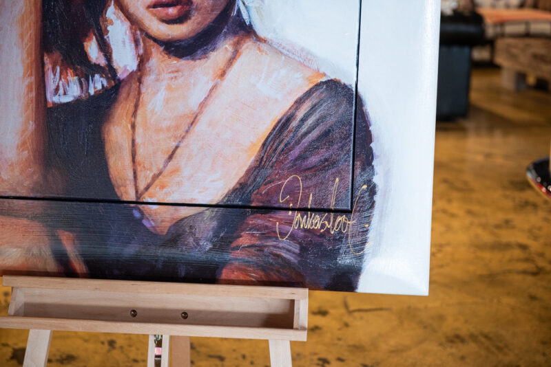 Foto met focus op handtekening van schilderij Brigitte Bardot Young door Peter Donkersloot