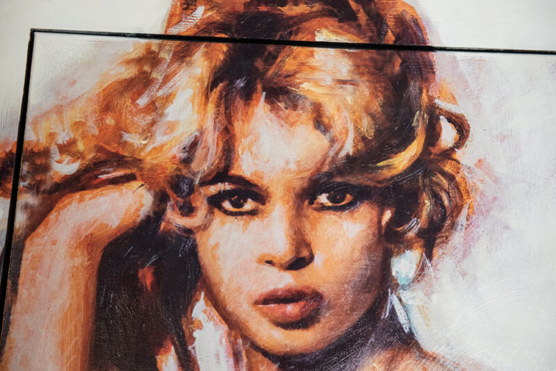Dichtbij genomen foto van schilderij Brigitte Bardot Young door Peter Donkersloot