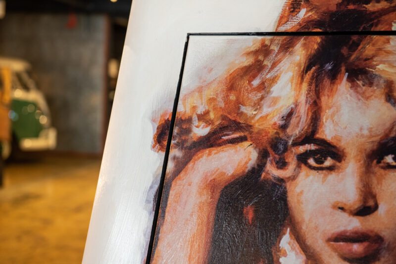 Foto zijkant van schilderij Brigitte Bardot Young door Peter Donkersloot