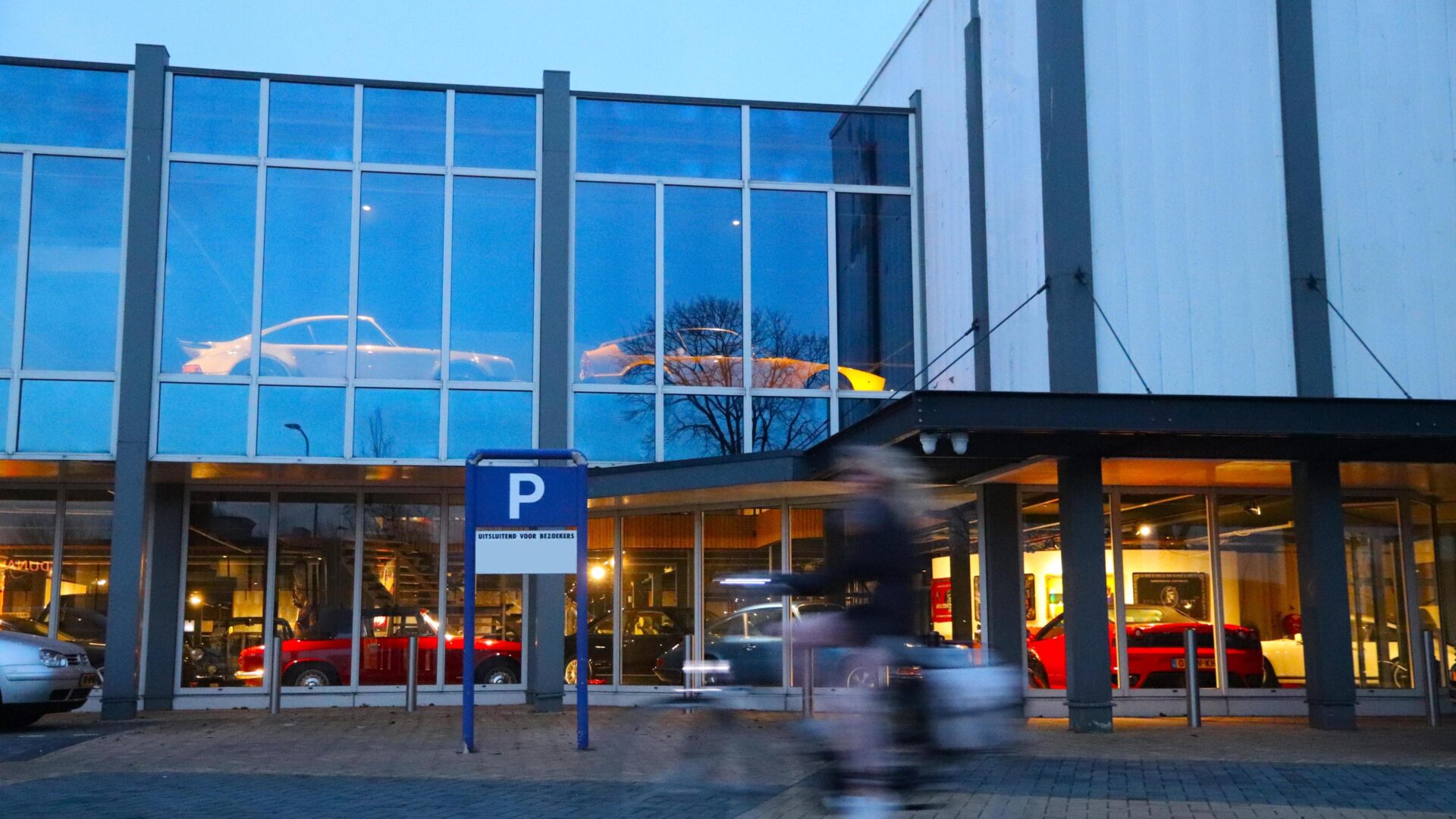 De eerste autos staan inmiddels in de showroom.